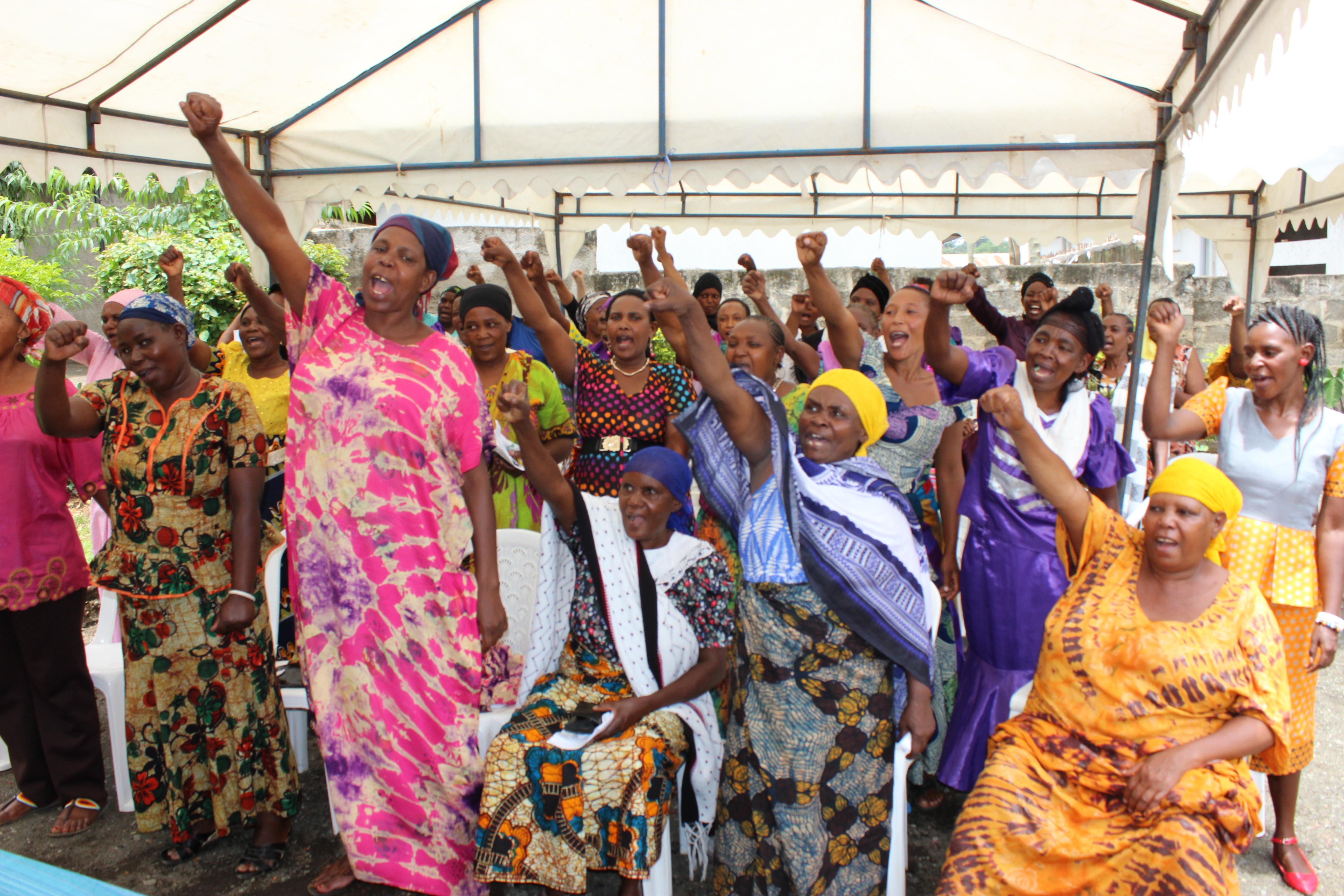 Mujeres tanzanas en una presentación de internos de Derechos Humanos en Tanzania. Mujeres locales en la presentación del Día Internacional de la Mujer realizada en nuestras prácticas de Derechos Humanos en Tanzania.